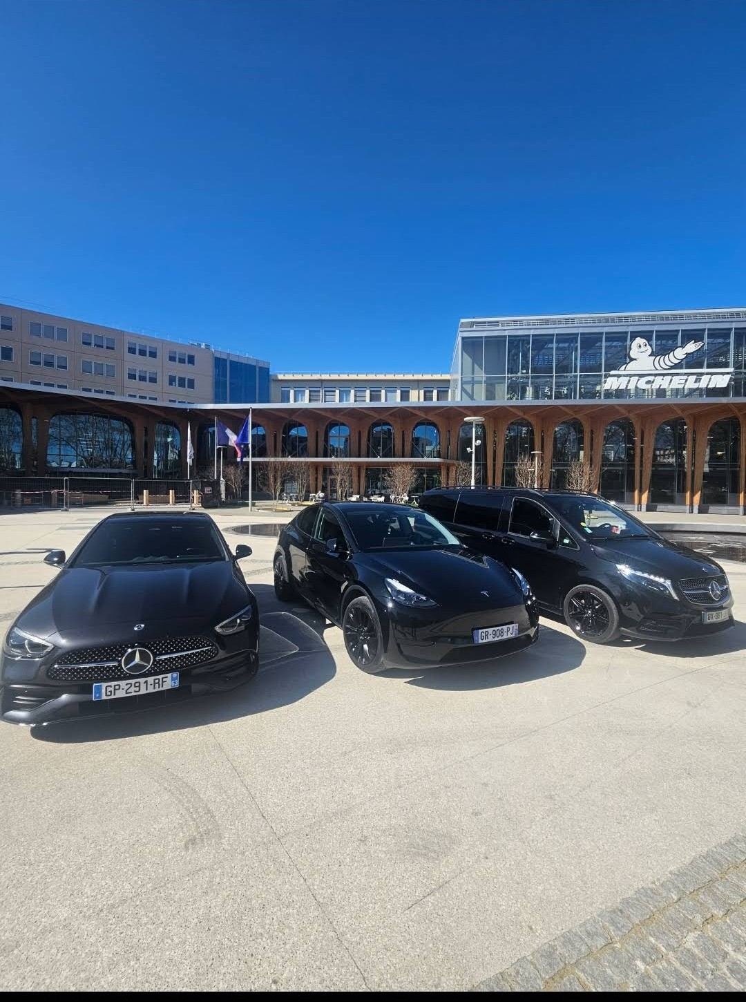 Flotte Élite VTC TAXI Clermont-Ferrand - Mercedes CLA, Tesla Model Y et Mercedes Classe V devant le site Michelin